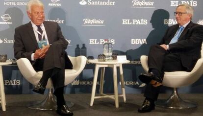 Jean-Claude Juncker junto al expresidente espa&ntilde;ol Felipe Gonz&aacute;lez, durante el acto. 