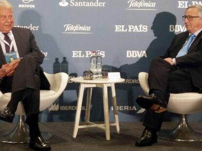 Jean-Claude Juncker junto al expresidente espa&ntilde;ol Felipe Gonz&aacute;lez, durante el acto. 
