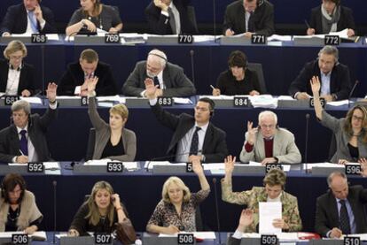 Los europarlamentarios votan las medidas propuestas ayer en Estrasburgo.