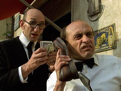 Benito Pocino y Pepe Viyuela, en una imagen de <i>La gran aventura de Mortadelo y Filemón,</i> de Javier Fesser, película española más taquillera de 2003.