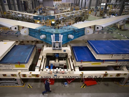 Línea de montaje del estabilizador horizontal del A380 en la planta de Airbus de la localidad gaditana de Puerto Real.