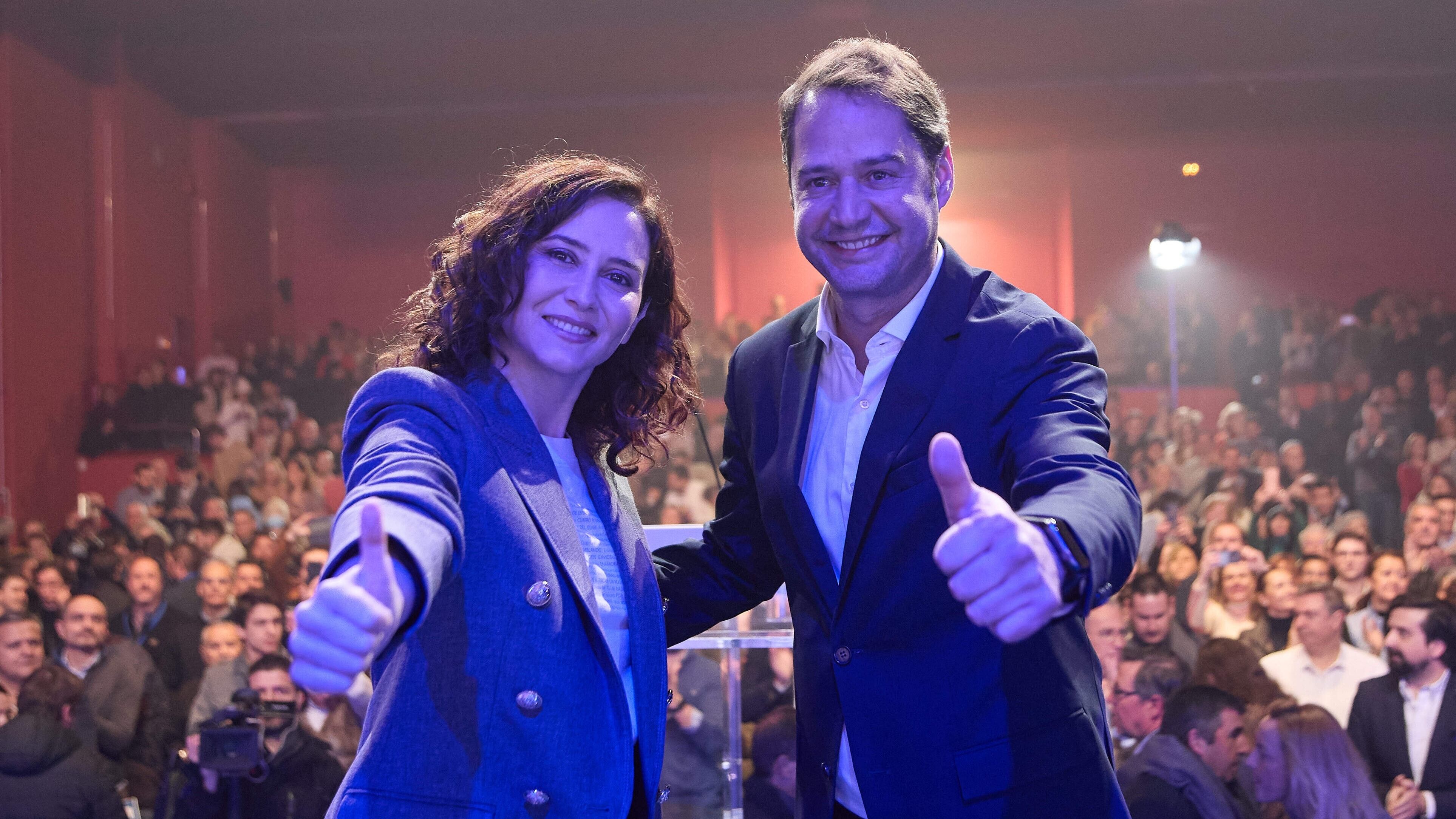 La presidenta de la Comunidad de Madrid, Isabel Díaz Ayuso, y el alcalde de Torrejón de Ardoz, Ignacio Vázquez, participan en un coloquio organizado por el Partido Popular, a 28 de enero de 2023, en Torrejón de Ardoz, Madrid (España).