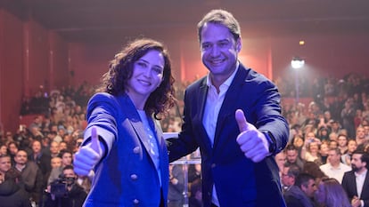 La presidenta de la Comunidad de Madrid, Isabel Díaz Ayuso, y el alcalde de Torrejón de Ardoz, Ignacio Vázquez, participan en un coloquio organizado por el Partido Popular, a 28 de enero de 2023, en Torrejón de Ardoz, Madrid (España).