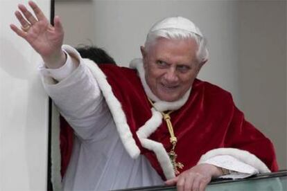 El Papa Benedicto XVI saluda durante su visita al santuario de la Divina Misericordia en Lagiewniki, cerca de Cracovia.
