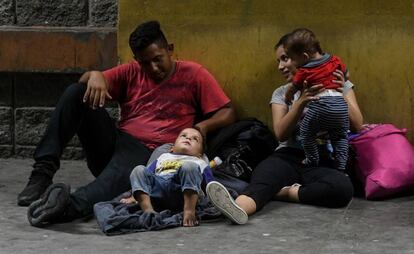 Os migrantes fogem do desemprego, da falta de oportunidades e do terror semeado por gangues e narcotraficantes. Nem as ameaças nem as políticas de "linha dura" conseguiram que Donald Trump interrompesse o fluxo migratório, uma de suas principais propostas durante a campanha eleitoral à Casa Branca. Na imagem, uma família hondurenha espera um ônibus no Centro Metropolitano de San Pedro de Sula, ao norte de Tegucigalpa, para partir para a fronteira com a Guatemala em 9 de abril de 2019.