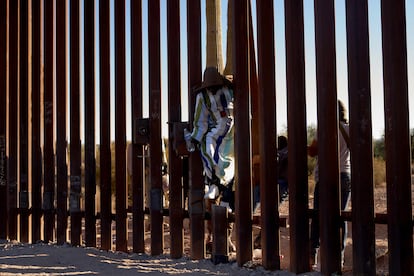 En los últimos meses, el número de migrantes que ingresaba a Estados Unidos a través de huecos en la valla fronteriza, para posteriormente entregarse a los agentes a la espera de obtener asilo, incrementó exponencialmente. En la imagen, un migrante cruza la frontera a través de un hueco en la valla que divide Sonora y Arizona. 