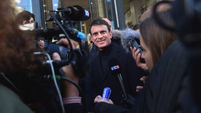 Manuel Valls, ya en campa&ntilde;a, durante un recorrido por el centro de Paris.
 
