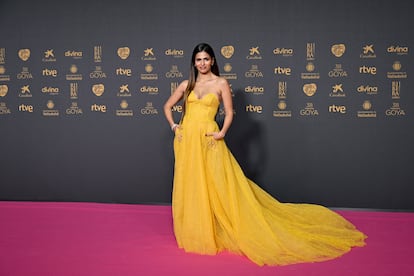 Sara Sálamo, de amarillo intenso con un vestido vaporoso de cola firmado por Pedro Del Hierro y joyas de Bulgari. Está trabajando en la película 'Al otro barrio', de Mar Olid. El año pasado, su apuesta en la alfombra roja dio mucho que hablar, puesto que no llevó maquillaje. Esta edición decidió llevar bajo la falda unas zapatillas Converse. 
 