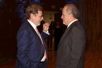 El presidente del Grupo PRISA, Juan Luis Cebrián, conversa con el presidente de honor del grupo, Ignacio Polanco.