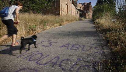 Una pintada al costat de la fàbrica on presumptament es va cometre la violació.