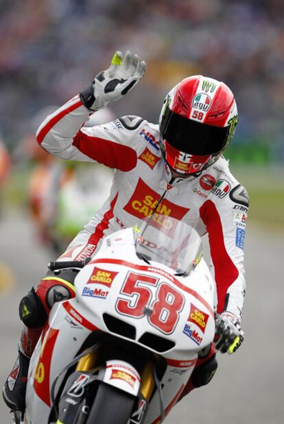 El italiano Simoncelli celebra su <i>pole</i> en el Gran Premio de Holanda.