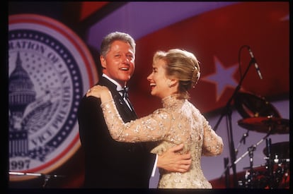 Bill Clinton revalidó la presidencia en las elecciones de 1996. En 1998 fue sometido a un juicio político (‘impeachment’) por mentir en el llamado caso Lewinsky, convirtiéndose en el segundo presidente en la historia, tras Andrew Johnson (1868), en enfrentarse a un juicio político. Fue acusado de perjurio y obstrucción a la justicia, pero fue absuelto por el Senado. En la imagen, Clinton y su esposa Hillary bailan durante la fiesta de investidura celebrada el 20 de enero de 1997. 