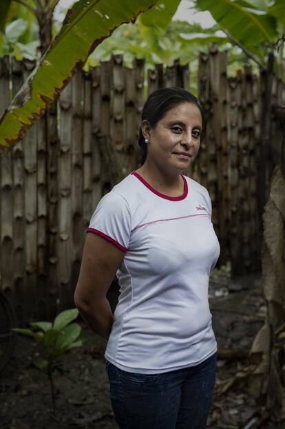 Carmen Ruales, de 38 años, emigró desde su Ecuador natal a España cuando tenía 22. Allí, en Madrid, trabajó como empleada del hogar en una casa. Una época que recuerda con cariño. "Nunca sufrí discriminación y tuve buenos jefes, eran unos padres para mí", rememora. Pero conoció a su esposo, también ecuatoriano, y en enero de 2016 decidieron regresar a su país. Así acabaron en Pechichal, la comunidad de la que procedía el esposo, en la que viven 80 familias, a la que solo se llega por carreteras de barro delimitadas por la verde naturaleza alrededor y donde no hay agua potable. "O compramos botellas o recogemos la lluvia", explica ella. Pero también hay ventajas: "Aquí hay paz y tranquilidad. No tenemos las comodidades de Madrid, pero no hay contaminación". Ruales, actual presidenta de la pedanía, es una de las escogidas para beneficiarse de un programa de Manos Unidas y el Fondo Ecuatoriano Populorum Progressio (FEPP), con fondos de la cooperación española (AECID). El programa contempla el apoyo a emprendedores en situación precaria. Y la mayoría son mujeres porque, según datos del Instituto de estadística del país, la población femenina sufre más el paro, la precariedad laboral y los bajos salarios. En marzo de 2017, la tasa de empleo adecuado (no informal ni esporádico) era de 45,3% entre los hombres y 29,5% entre las mujeres. ¿Qué va a hacer Ruales con la ayuda? "Quiero montar una peluquería, aquí las mujeres son muy coquetas", detalla.