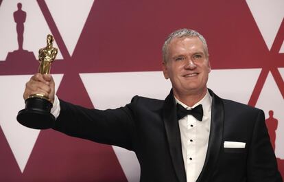 John Ottman muestra el Oscar a mejor montaje de sonido por 'Bohemia Rhapsody'.