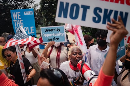 Protestas frente a la Corte Suprema de los Estados Unidos el 29 de junio de 2023 en Washington, tras la sentencia que dictaminó que los programas de admisión con enfoque racial en Harvard y la Universidad de Carolina del Norte son inconstitucionales.