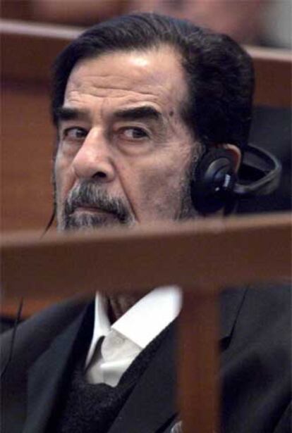 El ex presidente de Irak, Sadam Husein, hoy en Bagdad, durante el juicio por "genocidio" de miles de kurdos a finales de los ochenta.