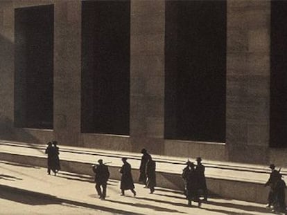 'Wall Street, Nueva York', una fotografía icónica de Paul Strand de 1915.