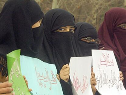 Mujeres paquistaníes protestan ayer ante la Embajada de Francia en Islamabad contra la ley del velo.