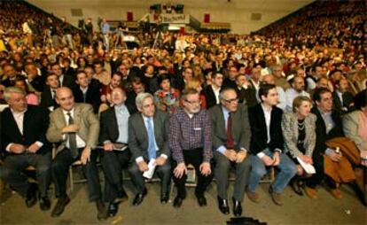 De izquierda a derecha, en primera fila, Jaime Larrinaga, Emilio Guevara, José Ramón Recalde, Gabriel Cisneros, Fernando Savater, Gregorio Peces-Barba, Antonio Basagoiti, Gotzone Mora y Santiago González.