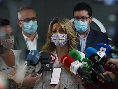 La vicepresidenta segunda del Gobierno y ministra de Trabajo y Economía Social, Yolanda Díaz, atiende a los medios en Sevilla este jueves.