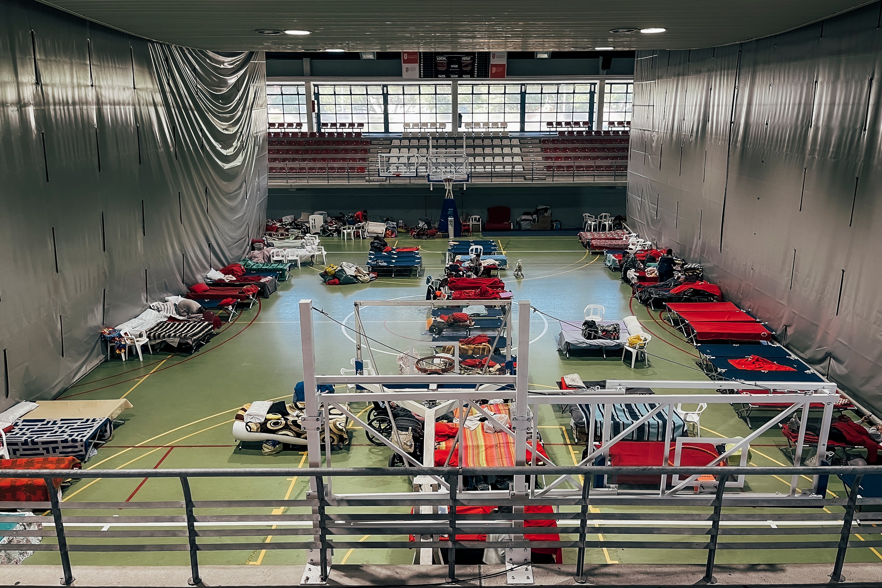 Interior del pabellón de Torrent, con las camas instaladas para albergar a afectados por las riadas.