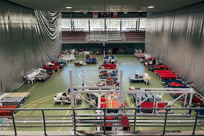 Interior del pabellón de Torrent, con las camas instaladas para albergar a afectados por las riadas.