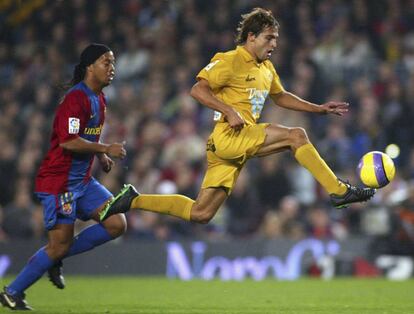 César Navas, a la derecha, junto a Ronaldinho, cuando el Nástic de Tarragona visitó el Camp Nou en 2007 por un encuentro de LaLiga Santander.