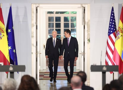 Joe Biden y Pedro Sánchez, antes de ofrecer una rueda de prensa tras su reunión en el Palacio de La Moncloa.
