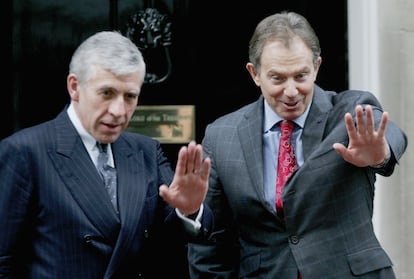 El entonces primer ministro británico, Tony Blair (derecha), y su ministro de Exteriores, Jack Straw, despiden al presidente paquistaní Pervez Musharraf en Londres, el 6 de diciembre de 2004.