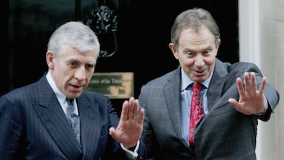 El entonces primer ministro británico, Tony Blair (derecha), y su ministro de Exteriores, Jack Straw, despiden al presidente paquistaní Pervez Musharraf en Londres, el 6 de diciembre de 2004.