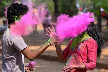 Una pareja se tira 'gulal' o polvo de color durante las celebraciones del festival de primavera hindú Holi en Hyderabad, la India, el martes. El color lo aportan pigmentos orgánicos, como flores de caléndula, rosas, hibisco azul y rojo, cúrcuma e incluso hojas de espinaca. Los tonos utilizados en la celebración tienen un significado simbólico, y deben transmitir deseos positivos y alegría.