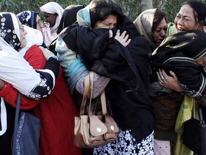 Un grupo de mujeres llora y se abraza durante una protesta en Lahore contra el asesinato de Benazir Bhutto.