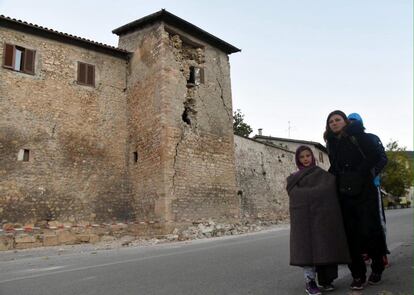 Damnificados caminan por una calle en Norcia (Italia), el 31 de octubre.