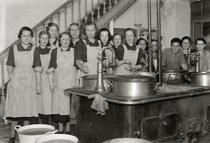 Cocina de la Sección Femenina en la década de los años treinta.