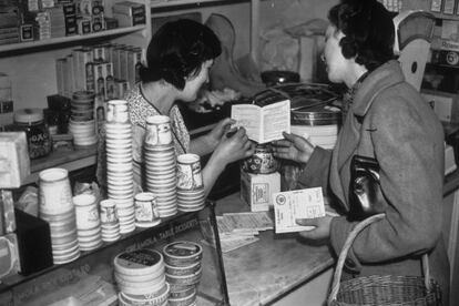 Una mujer presenta el libro de familia en un supermercado inglés para acceder a sus raciones de comida.