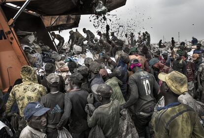 Un camión de basura llega al vertedero de Olusosun, en Lagos, la capital de Nigeria. Los basureros buscan materiales reciclables. Aunque la ciudad tiene 21 millones de habitantes, solo produce dos millones de toneladas anuales de basura. Aquí la cochambre no huele tan mal como en otras zonas del mundo. La razón: los nigerianos apenas tiran comida.