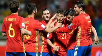 Los jugadores de Espa&ntilde;a celebran el octavo gol a Liechtenstein.