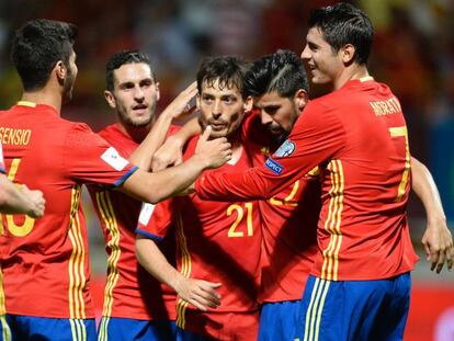 Los jugadores de Espa&ntilde;a celebran el octavo gol a Liechtenstein.