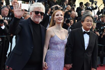 Chastain acompaña a sus compañeros de jurado. El director Park Chan-wook y el manchego Pedro Almodóvar, presidente del mismo.