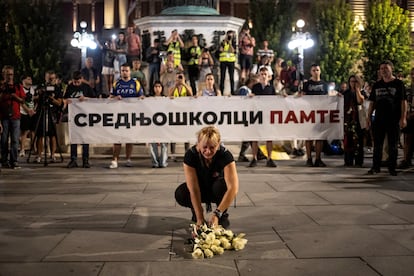 Dijana Hrka, madre de una de las 16 víctimas mortales del derrumbe de la marquesina en la estación de tren de Novi Sad, deposita flores en una calle de Belgrado, el pasado 1 de septiembre.