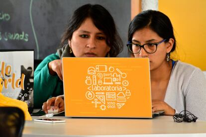 En 2015 surgió en Lima la idea de Laboratoria, una academia para desarrolladoras. Solo admite a mujeres, que reciben una formación de seis meses desde cero.
