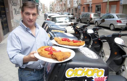 César Román, junto a la flotilla de motos de uno de sus restaurantes.