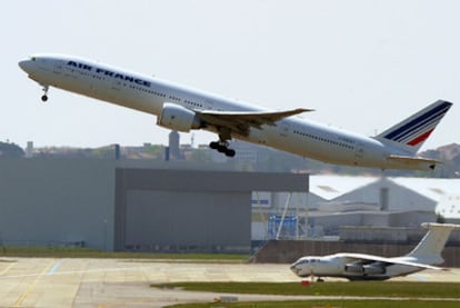 Un Airbus 320 de la compañía Air France despega de Toulouse para realizar un vuelo de prueba entre la ceniza volcánica.