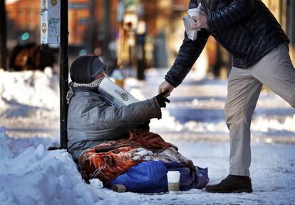 Un sin techo pide limosna en una calle de Portland, Maine.