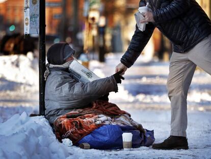 Un sin techo pide limosna en una calle de Portland, Maine.