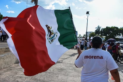 Una mujer ondea una bandera de Morena en Campeche