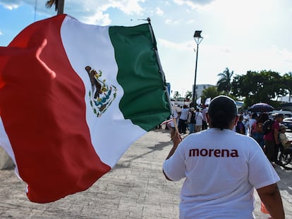 Una mujer ondea una bandera de Morena en Campeche, en junio de 2021.