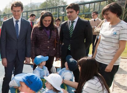 Faraldo, a la derecha de Feij&oacute;o, en un acto en Betanzos cuando era alcaldesa.