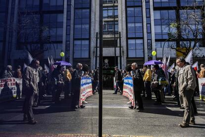 Manifestantes griegos participan en una huelga general en contra de la reforma de las pensiones impulsada por el Gobierno griego, en Atenas.