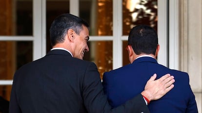 El presidente del Gobierno, Pedro Sánchez, recibe en la Moncloa al presidente de Asturias, Adrián Barbón.